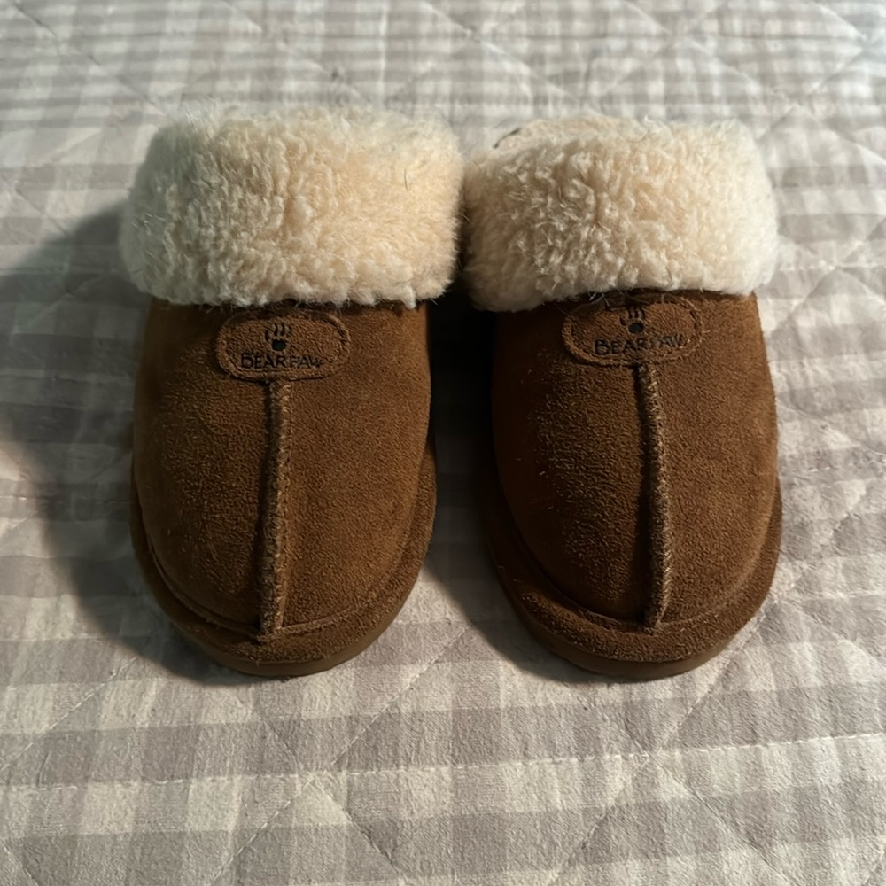 Girls bear paw slippers with tread